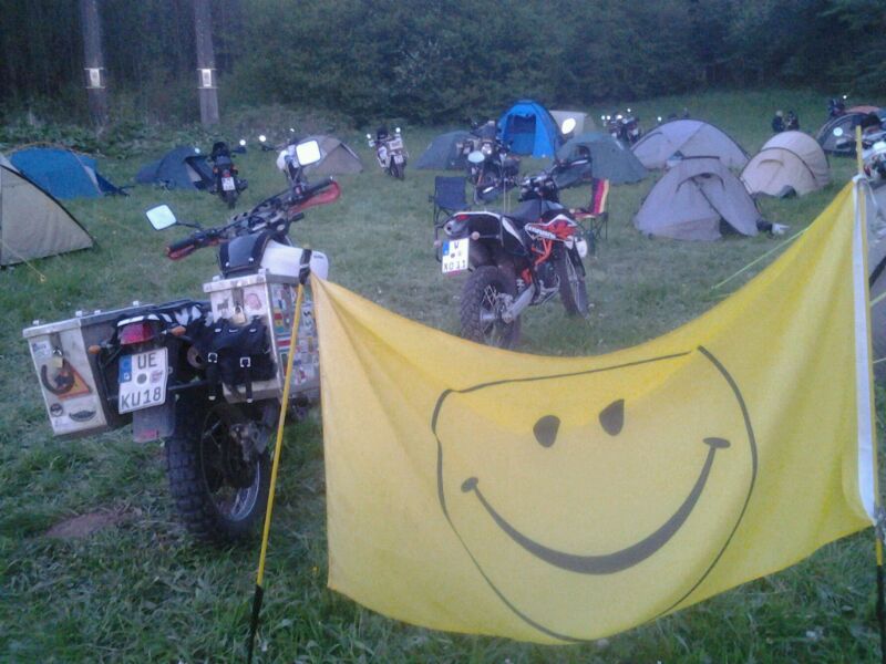 Wim Driessen op een motor camping